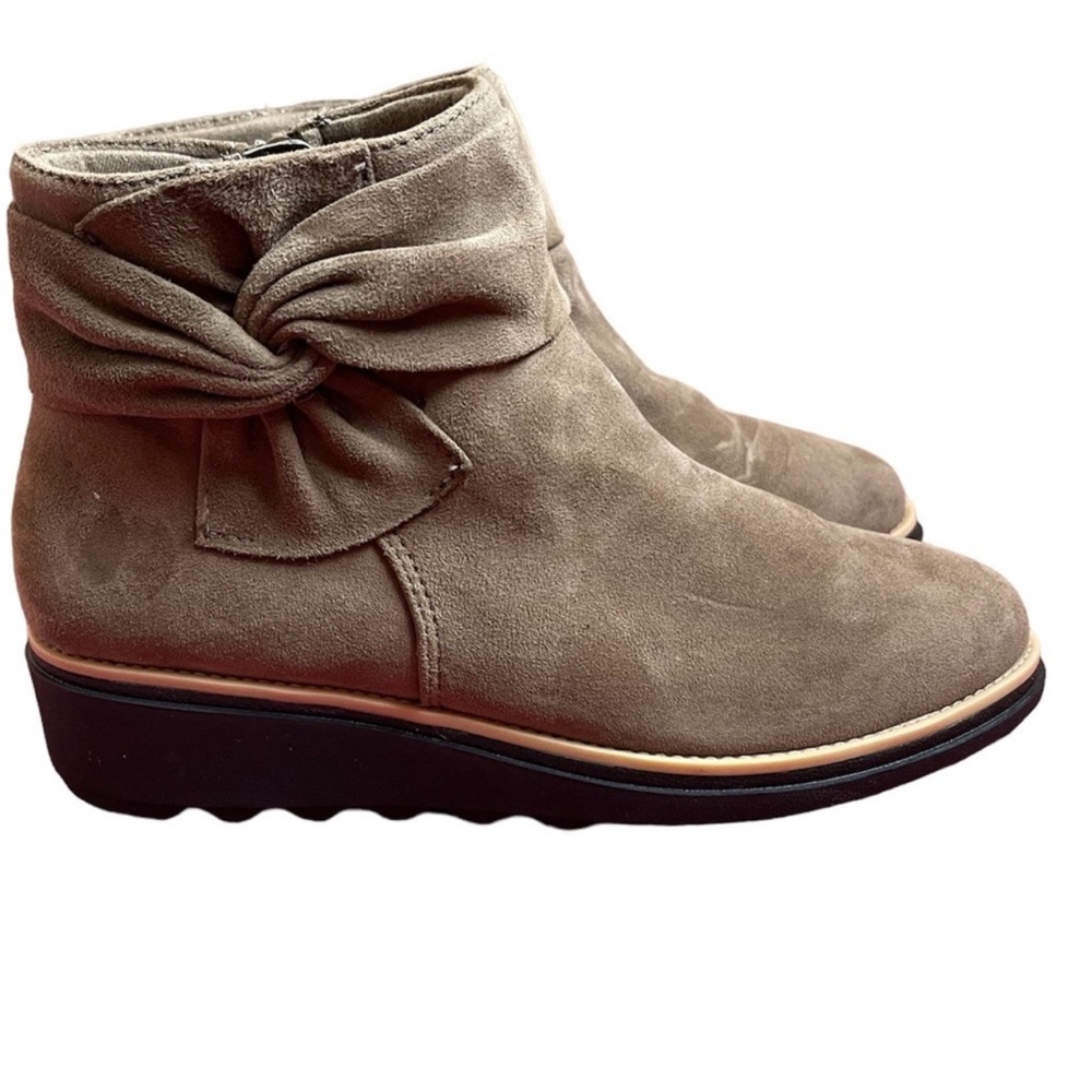 Clarks Women Suede Ankle Boots. Size 6